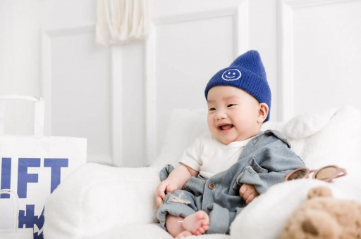 新疆宝宝眼睛红红的 新疆宝宝眼睛红红的